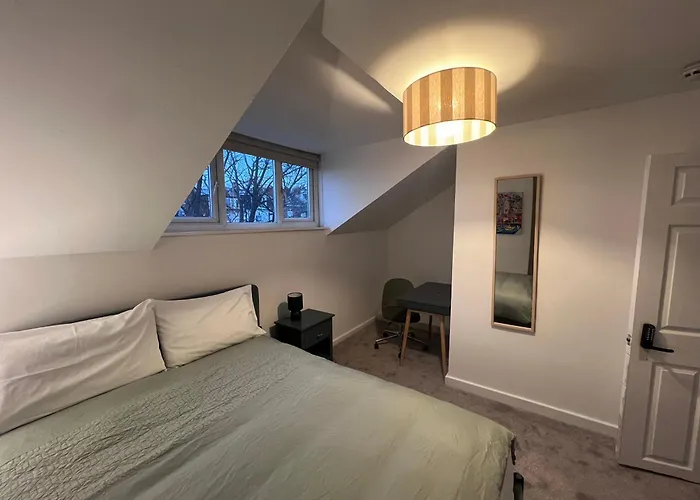 The Bluebird Iii 3* Leeds (West Yorkshire)