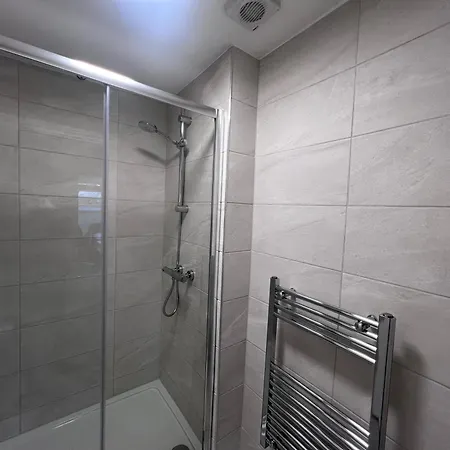 The Bluebird Iii 3* Leeds (West Yorkshire)